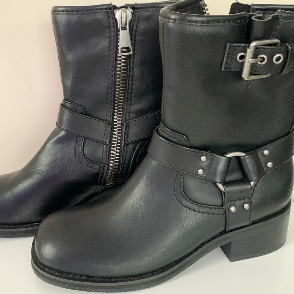 Stylish Black Ankle Boots with Buckle Detail
